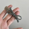 Élastique à cheveux minimaliste avec ruban beige et nœud en acrylique gris élégant - Élastique à Nœud Papillon Gris Bleu