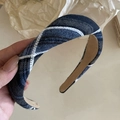 Dettaglio del cerchietto a quadri blu e neri con cuciture bianche a contrasto - Cerchietto a Righe Blu Bianco