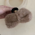 Pluche lichtbruine haarclip van imitatiebont voor herfst- en winterkapsels - koffiekleur