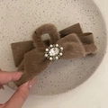 Detalle de pinza para el pelo de felpa marrón con lazo, cristales y perla barroca - Lazo de Peluche Caqui (1#)