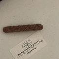 Pinza para el pelo larga de felpa marrón tipo teddy sobre fondo de tela minimalista - Caramelo