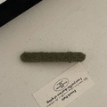Detalle de la pinza para el pelo peluda verde oscuro con textura de felpa suave - Verde