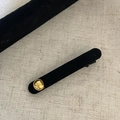 Barrette à cheveux rétro en velours avec boule dorée sur fond en lin beige - Noir
