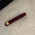 Détail macro de la barrette en velours bordeaux avec accent boule dorée minimaliste - Bordeaux