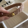 Diadema de felpa marrón con botón de carita sonriente dorada para mujer, accesorio de otoño - Diadema Peluche Café (Cara Sonriente)
