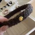Diadema de felpa marrón oscuro con un botón decorativo metálico de cara sonriente - Diadema Peluche Caqui (Cara Sonriente)