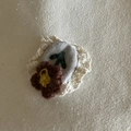 Detailaufnahme der handgefertigten Brosche mit brauner Häkelblume und Spitzenbesatz - 4# Khaki Blume Weißer Rand Spange