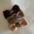 Trois pinces à cheveux à nœuds aux tons terre en caramel, beige et abricot sur toile - Ensemble Nœuds Thé Au Lait