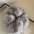 Dettaglio dell'elastico in finta pelliccia grigio chiaro con consistenza soffice - Elastico in Maglia / Grigio