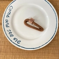 Fermaglio per capelli marrone in maglia con simpatico dettaglio smiley su piatto in ceramica - Fermaglio in Maglia Cachi Con Faccina Sorridente (8#)