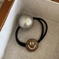 Elastico per capelli con grande perla lucida e ciondolo smiley marrone su tessuto beige - Cachi (Stile 2)