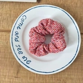 Scrunchie in maglia tweed arcobaleno rosso e bianco su un vassoio bianco decorativo - Scrunchie / Filo di Colore Rosso