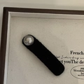 Fermaglio vintage francese in velluto nero con perla grigia su vassoio in legno - Riga Nera (Con Perla)