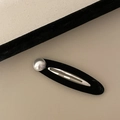 Detailansicht der schwarzen Samt-Haarklammer mit grauer Perle und Metallschnalle - Schwarz Beflockung Oval Haarspange mit Perle