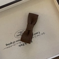 Detalle macro de la pinza para el pelo con lazo marrón oscuro y textura de punto - Pinza Lazo a Cuadros Caqui