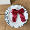 Elegante pinza para el pelo de satén rojo vino en un plato de porcelana decorativo - Pinza de Resorte Burdeos