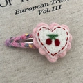 Rosa herzförmige Filz-Haarklammer mit roter Kirschstickerei und buntem Strickbezug - 1# Rosa Kirsche
