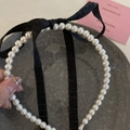 Elegante cerchietto con perle e fiocco nero da donna in stile vintage Hepburn - Cerchietto con Perle e Fiocco Nero