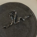 Minimalist silver metal hair claw clip with wavy line design and large shark jaw grip - Wave / Gun Black Wave Style