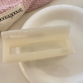 Detail der handgefertigten cremefarbenen Haarklammer aus Acetat mit France Handmade Schriftzug - Milchweiß
