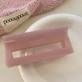 Detailansicht der rosa rechteckigen Acetat-Haarklammer auf einem Keramikteller - Rosa