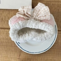 Bandeau en peluche rose avec nœud à carreaux beige pour visage, matière polaire douce - Nœud Oreille de Chat / Blanc