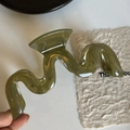 Detalle de pinza de pelo grande ondulada en resina verde oliva translúcida - Verde Transparente