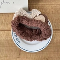 Bandeau oreilles d'ours en peluche marron avec nœud à carreaux sur plat blanc - Nœud Oreille de Chat / Kaki