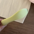 Detailansicht eines hellgrünen, dicken Satin-Haarreifens mit seidigem Glanzeffekt - Grün (4# Grün Unregelmäßiger Haarreif)