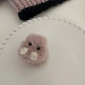 Pinza para el pelo de monstruo de peluche morado con ojos lindos en bandeja de perlas - Pinza de Tiburón de Peluche Rosa Mejillas Blancas