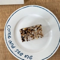Französische Haarklammer aus Acetat mit Schildpattmuster auf einem Keramikteller - Quadratisch / Helle Leopard Quadratische Klammer