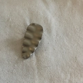 Detailansicht der silbernen Metall-Haarklammer mit Wellenstruktur auf Sackleinen - Matte Wassertropfenstruktur (2#)