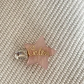 Detail einer rosa Sternenhaarnadel mit goldenem Schriftzug und Kristallschmuck - 5# Rosa Stern Buchstaben-Haarclip