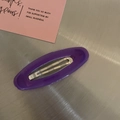 Vista detallada de un clip ovalado morado en superficie metálica con tarjeta de gracias - Púrpura (6# Púrpura BB Clip) / Morado