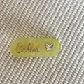 Nahaufnahme der gelben Marmor-Acryl-Haarspange mit Celin-Buchstaben und Schmetterling - 2# Grüner Ovaler Buchstaben-Haarclip
