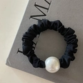 Elegante elastico scrunchie in raso nero con grande perla bianca per coda di cavallo - Nero