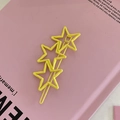 Pinza para el pelo con estrellas amarillas mate sobre fondo de libro decorativo rosa - Pinza de Triple Estrella Amarilla