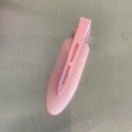 Matroze naadloze haarclip met metalen krokodillenklem op een metallic ondergrond - Roze