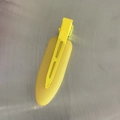 Detailweergave van de gele matte haarclip zonder markering op een metalen oppervlak - Geel