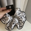 Dettaglio dell'elastico in raso con motivo a inchiostro e un cartellino in carta - Base Bianca Texture Quadrata Nera Scrunchie