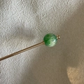 Détail d'un pic à cheveux doré en métal avec une perle en marbre vert au style élégant - Pic à cheveux perle ronde verte
