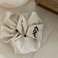 Französisches Beige Satin-Haargummi mit Love-Stickerei für elegantes Haarstyling - Gebrochenes Weiß