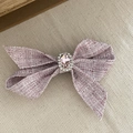 Detail einer rosa Tweed-Schleifen-Haarklammer mit Kristallherz und glänzenden Strasssteinen - Lila