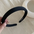 Detailansicht des handgefertigten schwarzen Satin-Haarreifs mit Stofftextur und Innenetikett - Schwarz (2cm)