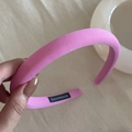 Detailaufnahme des rosa Satin Stirnbands mit hochwertigem Handmade Label und Textur - Rosa (2cm)
