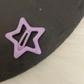 Detalle de la pinza para el cabello de metal violeta con forma de estrella en fondo mixto - Púrpura brillante
