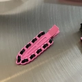 Roze metalen haarclip met zwart lint geweven en kettingontwerp bekeken vanuit een hoek van 45° - Rozeroze Clip met Zwart Satijnen Lint