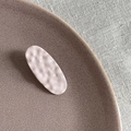Barrette à cheveux ovale rose avec texture martelée sur assiette en céramique et lin - Rose Texturé