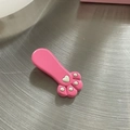 Süße rosa Katzenpfoten-Haarklammer mit weißen Herzdetails auf Metallhintergrund - Korean Pink Cat Paw