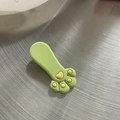 Detalle de la pinza para el pelo de garra de gato verde brillante con corazones amarillos - Pata de Gato Verde